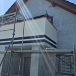 pasy z czarnego tynku na białym baranku