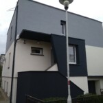 ściana z tynkiem baranek w trzech kolorach