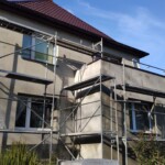 rusztowanie i warstwa siatki i kleju pod tynk